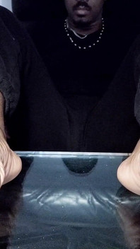 Ich entblöße meine glänzenden maskulinen Sohlen (2025)