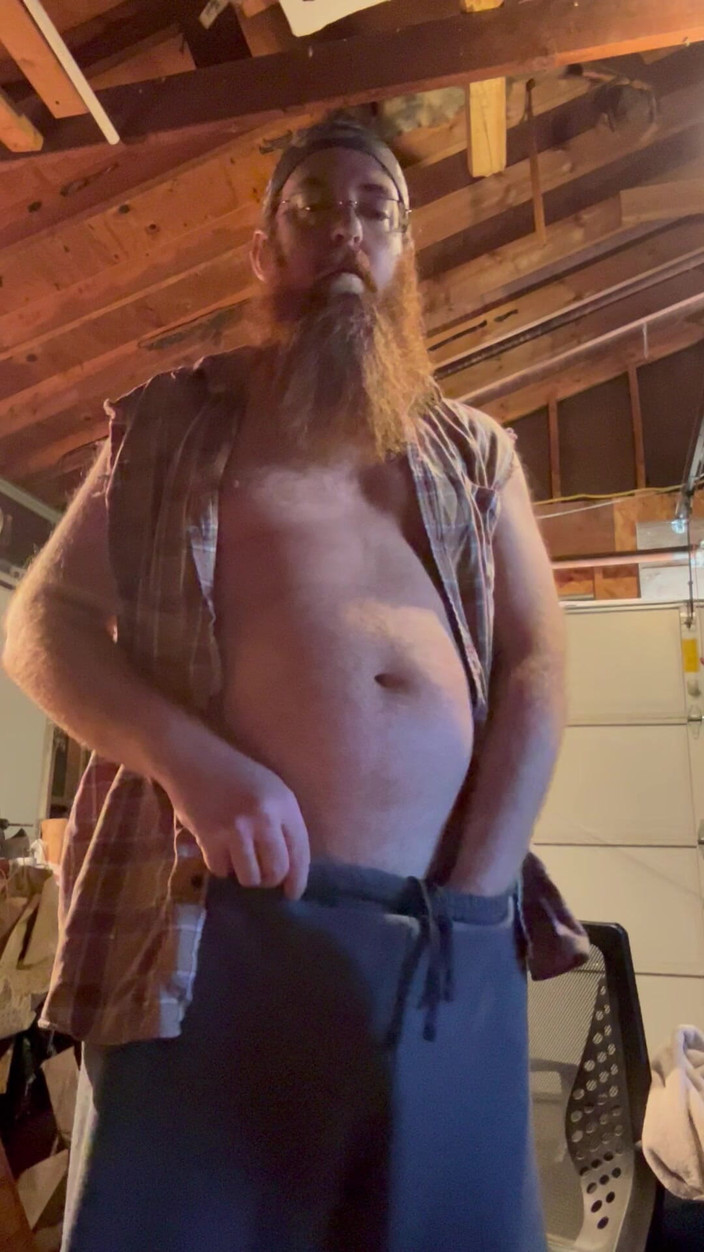 Big Baz: Pisse décontractée dans le garage