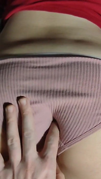 Première expérience avec un doigt dans l’anus