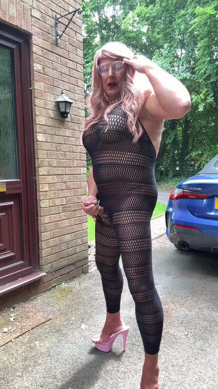Kellycd2022: Sexy Crossdresser Kellycd2022 em Sexy Black Catsuit and Heels
