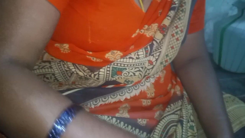 Desi Sathiya: 性感纱丽阿姨的胸部