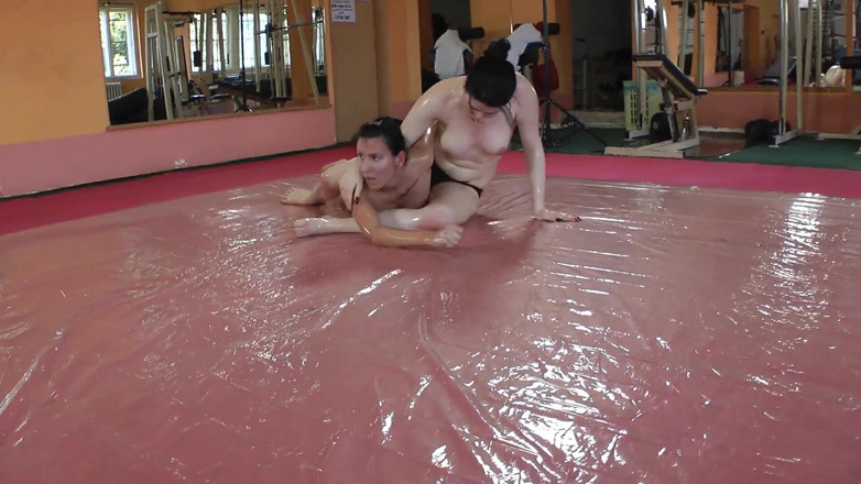 Hunterotic: Wrestling oliato amatoriale - di claudia monster e georgina