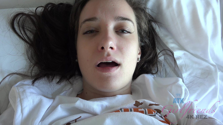 ATK Girlfriends: 在Gia抽烟后，她伸手吮吸你的鸡巴