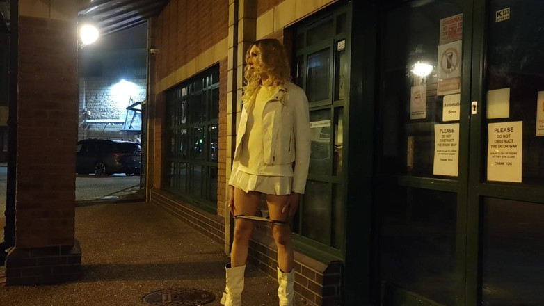 The Midnight Minx: Expunere în stația de autobuz