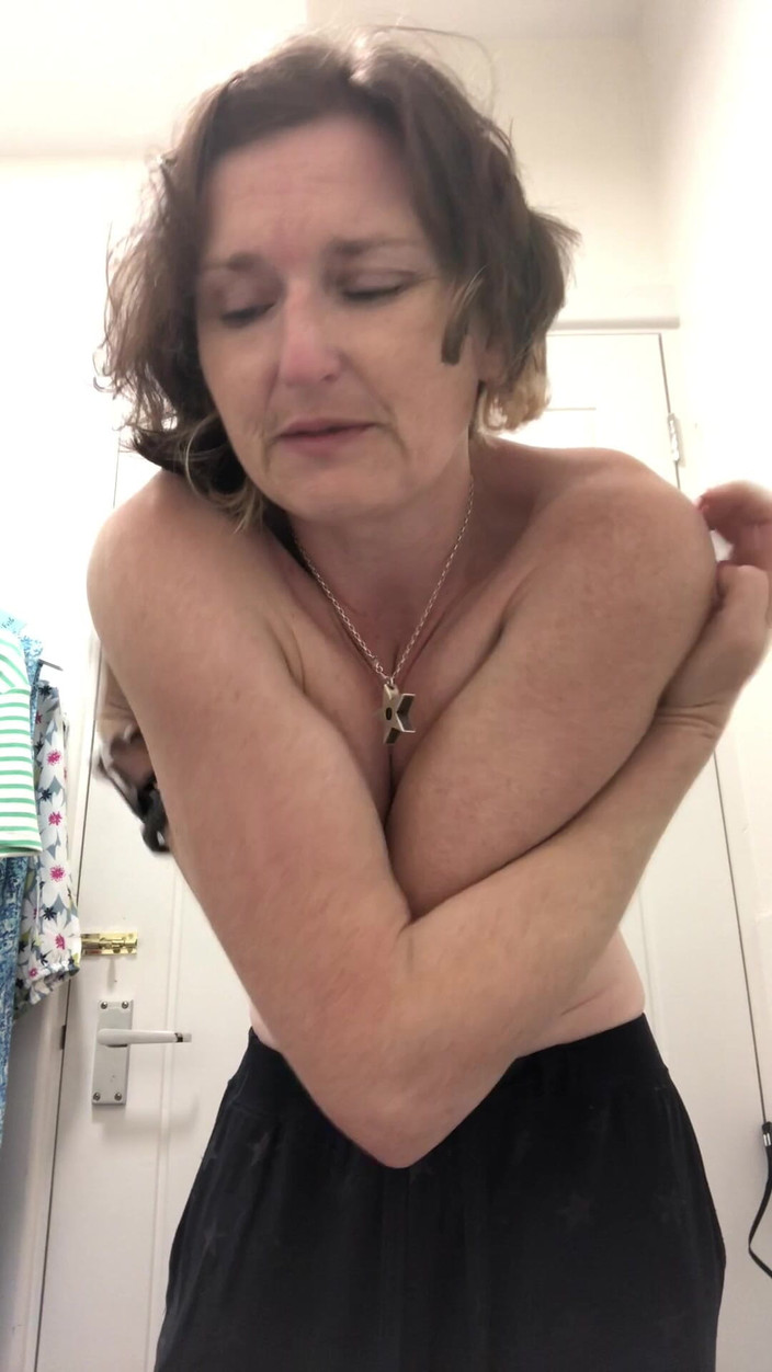 MistressWriggler: Tanpa bra, komando, cewek bertato mencoba pakaian baru. Bagian 1 dari 2.