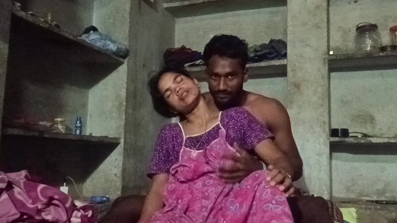 Hharr9898: कॉलेज गर्ल बेडरूम में अपने बॉयफ्रेंड को रही है