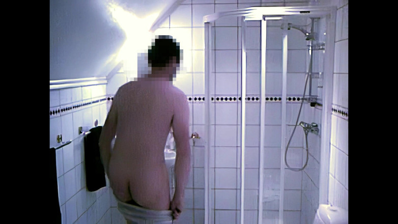 Mark Hannes: Masturbare cu pișat și duș