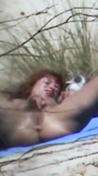 Rödhårig skönhet dildo fitta på sandstranden