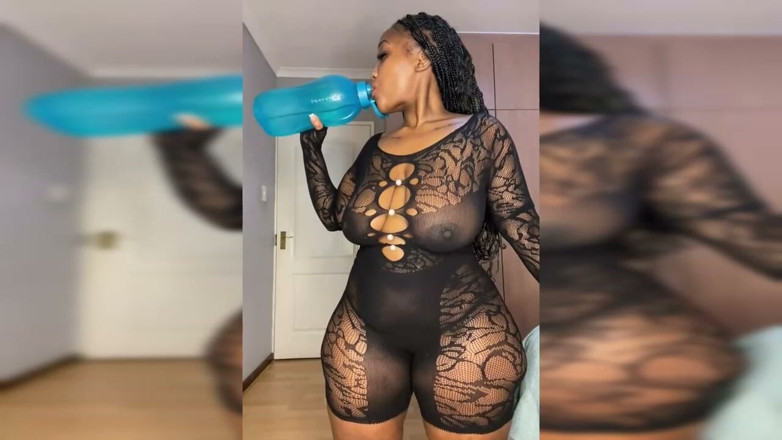 Legendary Booty Overdose: Grandota chorrea masturbándose y striptease
