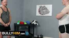 彼をいじめる - Pervコーチジェシーツェッペリンは、従順な学生ジェイティーの丸いお尻に熱い負荷を爆破します