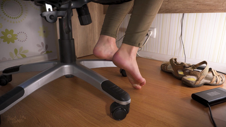 Teasecombo 4K: Ik hou van haar voeten in versleten sandalen onder tafel