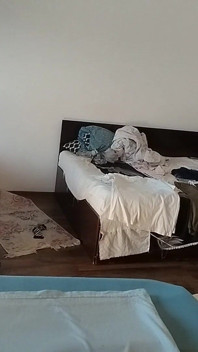 Amatérská manželka dělá domácí práce nahá.