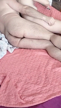 Seksi bir çiftin vücuda yağ ile şehvetli masajı.