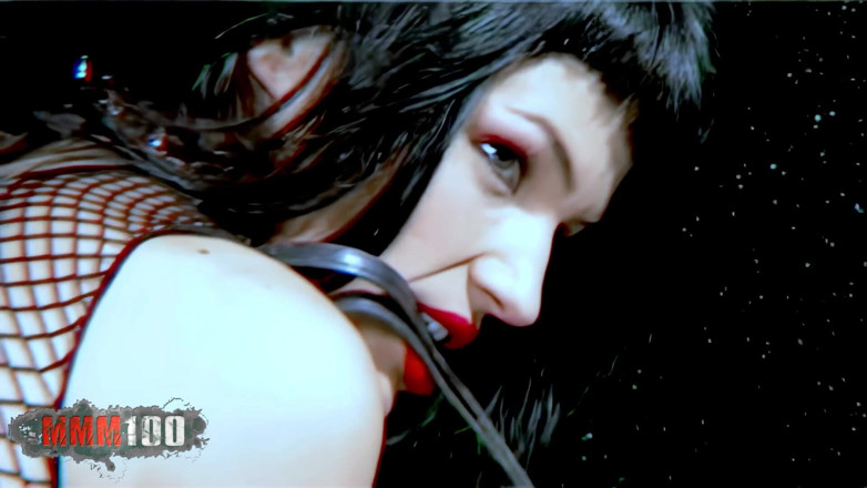 MMM100: Nina Roberts: la pornostar sexy si spoglia