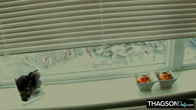 THAGSON ONLY: Une blonde se doigte jusqu’à un orgasme explosif