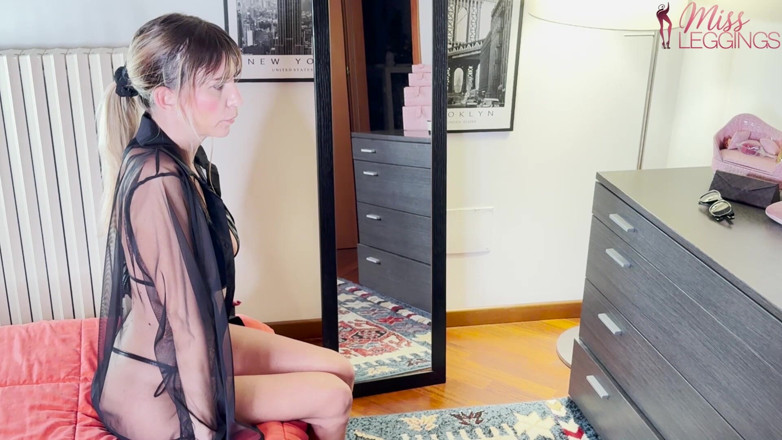 MissLeggings: Özgür MILF, komşunun bakire üvey oğlunu baştan çıkarıyor, onu çimdiklediği için öfkeli ve üstsüz izlerken...