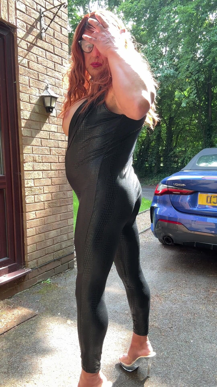 Kellycd2022: Sexy Crossdresser Kellycd2022 em Preto Pvc Catsuit and Heels