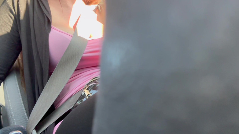 Artemisia Love: Italiana peituda milf cavalga carro mostrando tesão mamilos duros enquanto...