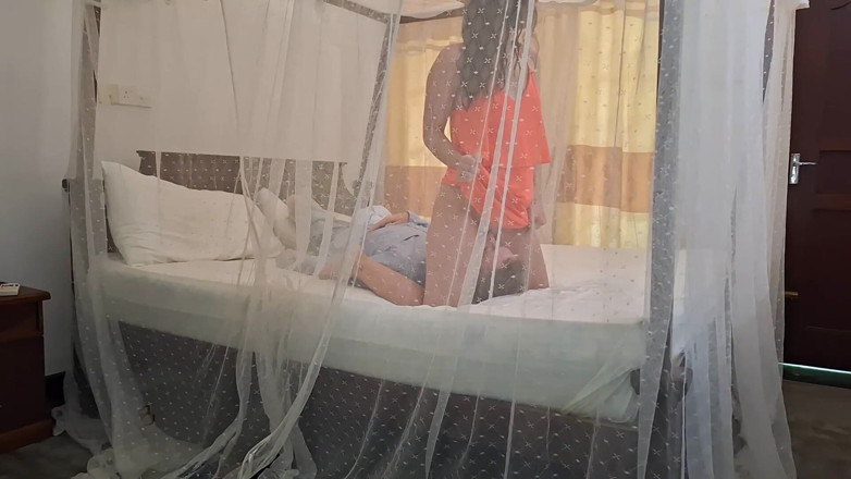 Karina_Doll: Beste op gezicht zittende hotelmedewerker, toerist die poesje likt