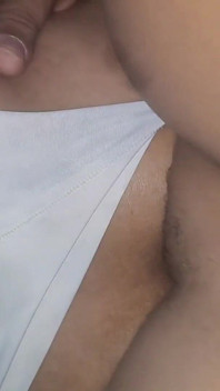 この熟女は非常に引き締まったお尻を持っています、あなたはそれにあなたの全体のペニスを入れることはできません