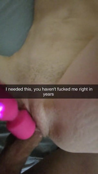 Manželka kouří a podvádí, zatímco je sama doma a paroháče svého manžela na Snapchatu. Cumslut nemůže přestat stříkat