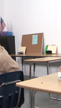 Юная блондинка и брюнетка играют друг с другом