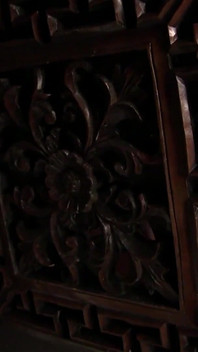 Sevimli sarışın duvar deliğinden büyük yarakla şaşırıyor ve derinden emiyor