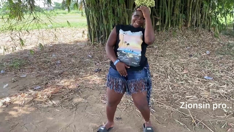 Zion: Awek hitam seksi eboni Afrika menari di tempat awam dengan...