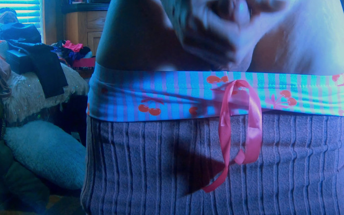 Daphne Desire: Daphne i söta pjs och underbyxor närbild cumshot på ditt...