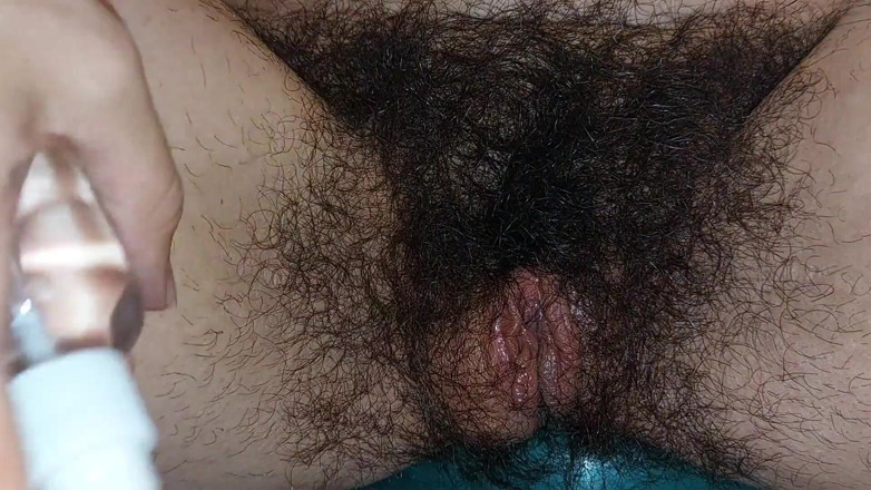 Amateur_MS: Esposa amateur se mete los dedos en el coño peludo...