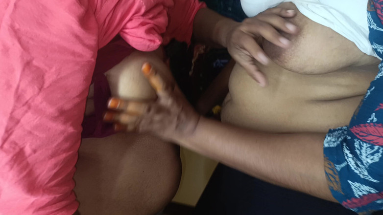 Laxi ammu: Vysokoškolačka lesbička se svou nevlastní sestrou