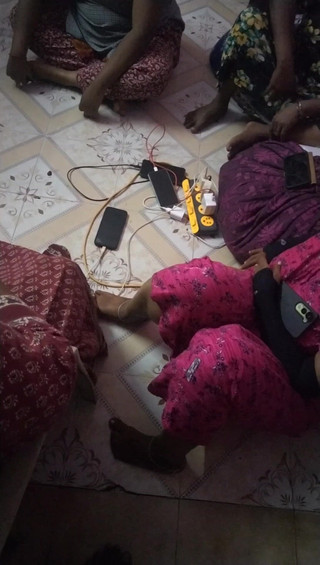 Tamil lesbian: 德西肮脏的谈话热