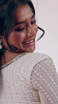 Bonus - die vollbusige indische pornokönigin Yasmina khan masturbiert für sie