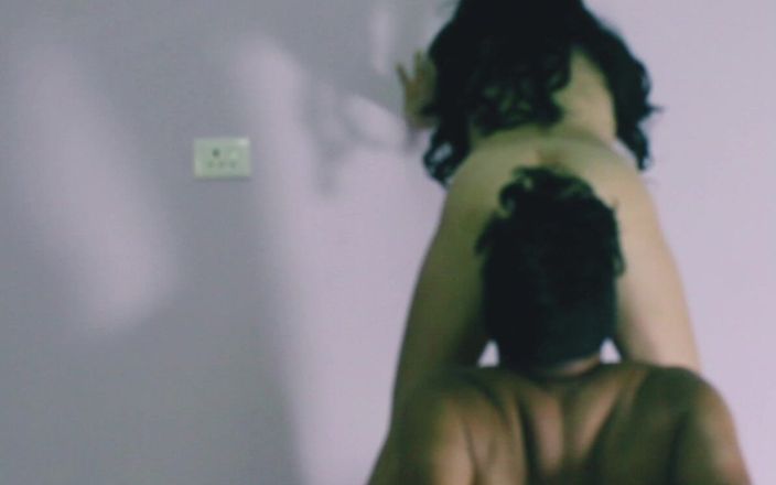 Bolly Karma: Istri nakal dientot sama pria kulit hitam kontol besar demi...