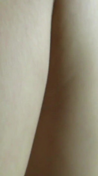 Aku lagi asik muasin memek saudara tiriku pakai dildo sambil muasin memeknya pakai dildo