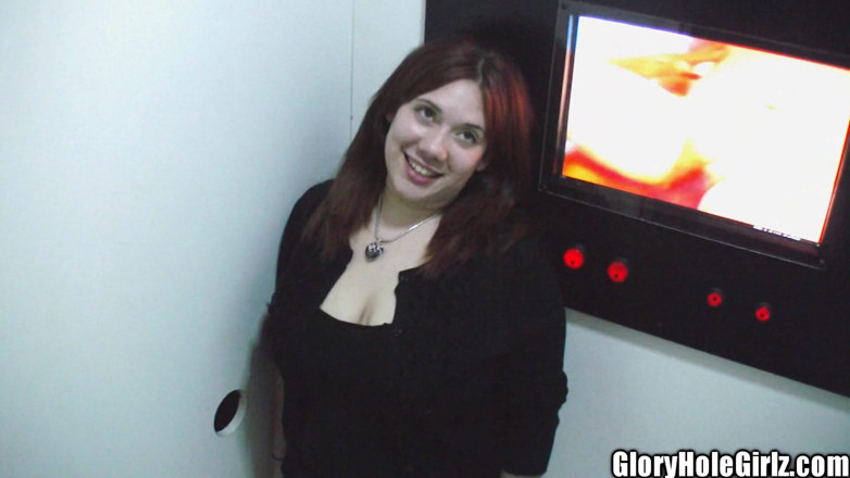 Glory Hole Girlz: Маленькая толстая латинская сучка сосет стояки у глорихола, сосет член с сесс!