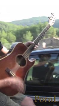 La cagna spagnola Ava Martines ha un grosso cazzo in bocca e nel culo