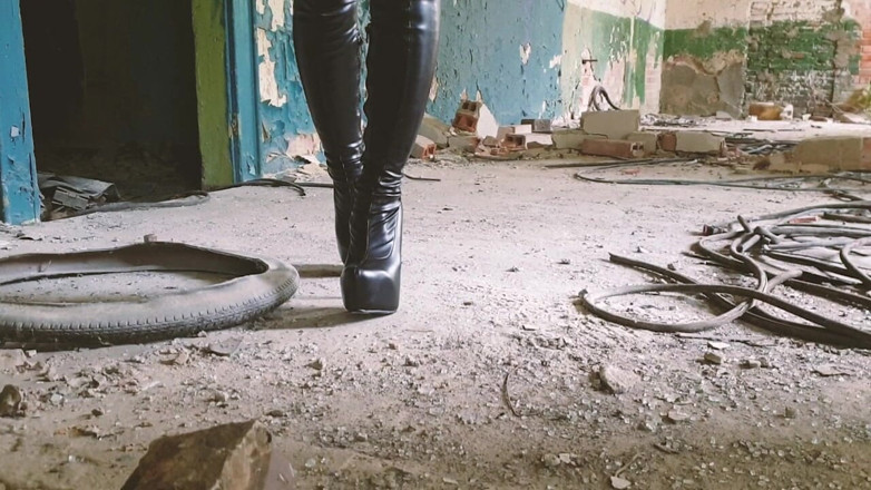 Miss Flora: Cizme, blugi și tachinare zdrobitoare într-o clădire abandonată