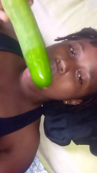 Follando mi boca con un pepino