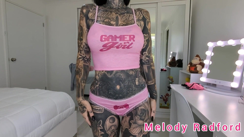 Melody Radford: ลองชุดชั้นในสาวเกมเมอร์สีชมพูบน Haul Melody Radford