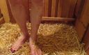 Barefoot Stables: Sissy si masturba nella sua stalla