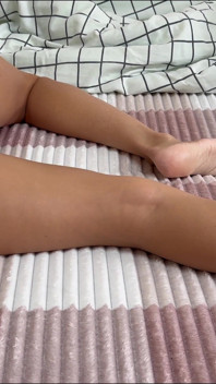 Fiul vitreg se masturbează în bucătărie uitându-se la mama lui vitregă