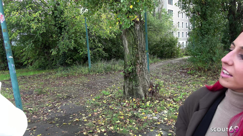 Scout69: ドイツの赤毛で大きな自然でたるんだ胸の女の子、ダニ・ラヴが激しいアマチュアセックスに誘惑する