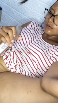 내 여친은 택시 기사가 그녀를 따먹게 하여 여행 비용을 지불할 필요가 없습니다.
