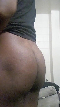 Il effeminato nero gay non si poteva opporre allargando le sue chiappe stretto buco di anale