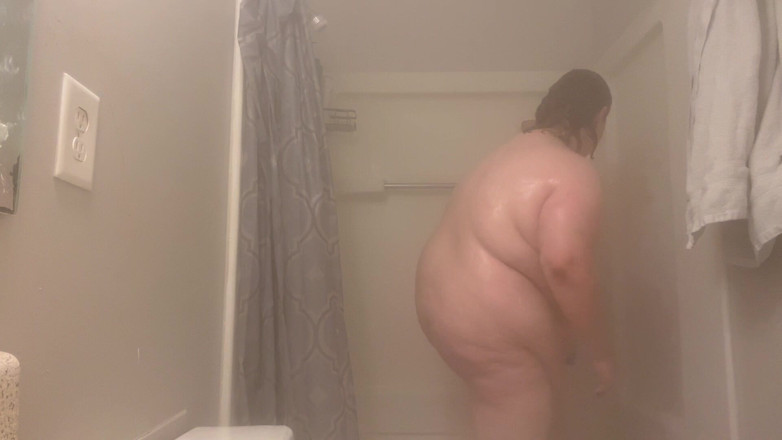 Fat Goddes: 胖婊子洗热澡并玩弄自己