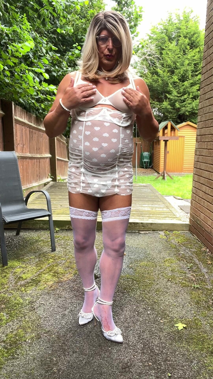 Kellycd2022: Amatir crossdresser kellycd2022 milf seksi dengan bodysuit putih dan stoking