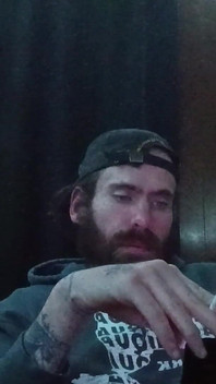 Курящая играет в видеоигры