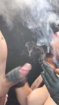 Sarung tangan hitam, rokok cerutu & mulut yang haus