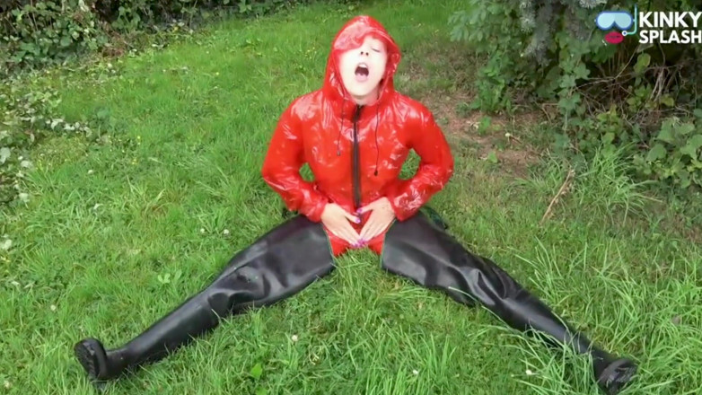 UKCuteGirl Lucy Lauren: Costume de pluie brillant en pvc taquine dans le jardin